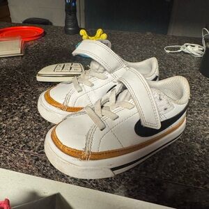 Nike Kids White and Gold Sneakers